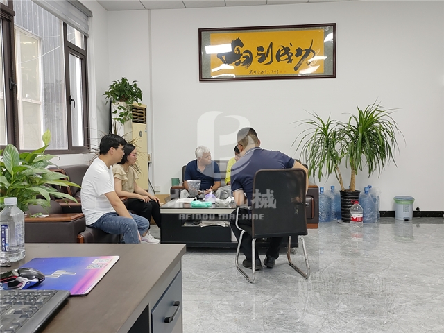 看片黄全部免费机械热情接待远道而来的印度客户