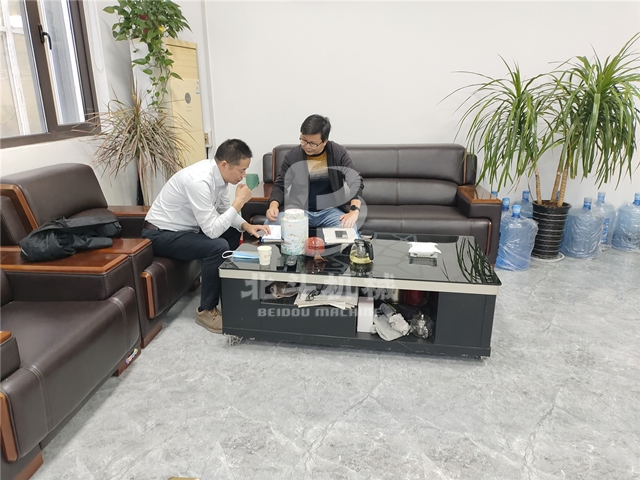 苏州客户走进看片黄全部免费机械,详细了解木材看片网站观看新工艺